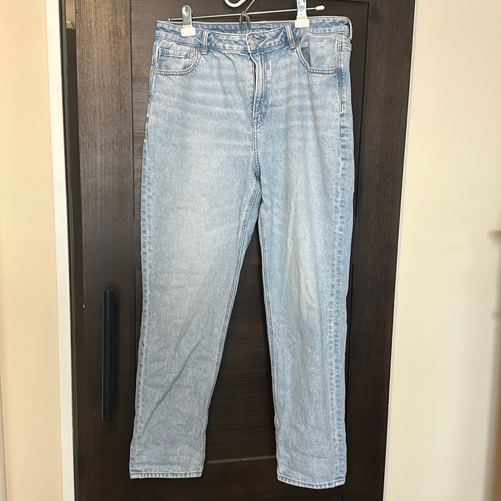 American Eagle Strigid Mom Jeans